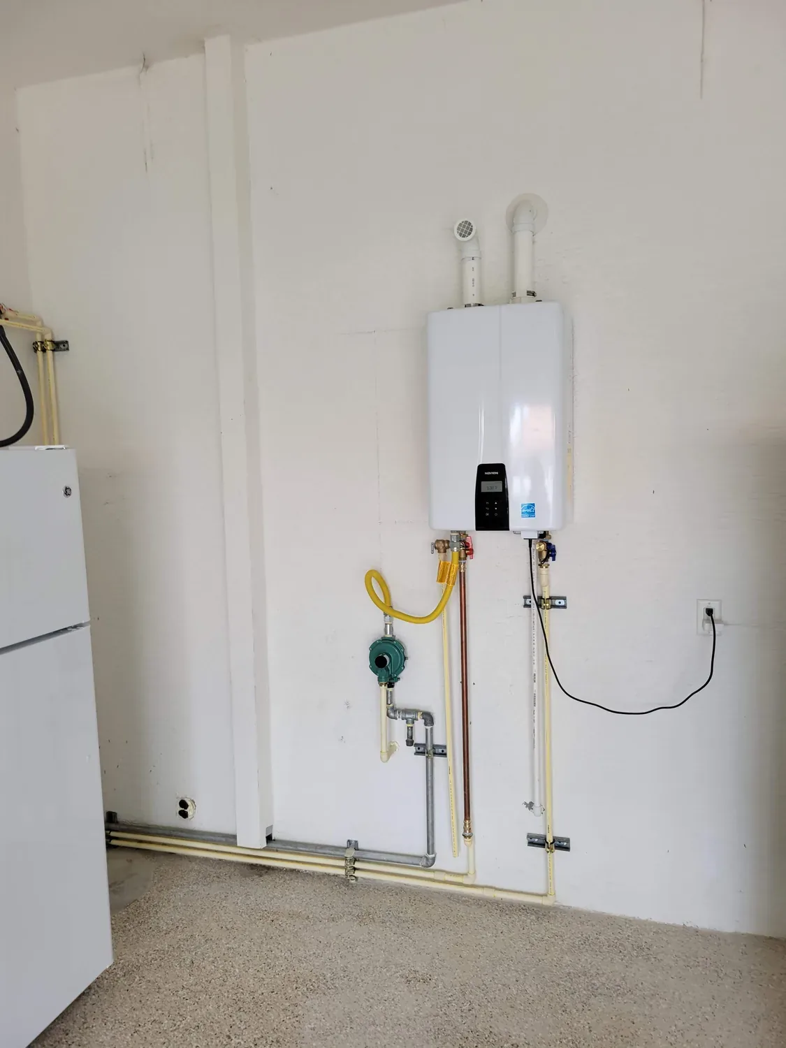 Tankless water heater with recirculating equipment